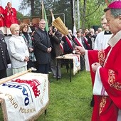 Po Eucharystii metropolita wrocławski poświęciłdwa nowe sztandaryzwiązków zawodowych „Solidarności” w MPWiK  oraz VOLVO.