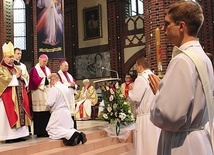 Modlitwa z nałożeniem rąk biskupów Jana Kopca, Jana Wieczorka i Gerarda Kusza.  