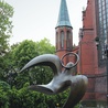 Gliwice – katedra i pomnik Ducha Świętego,  będący pamiątką wizyty Jana Pawła II w mieście.