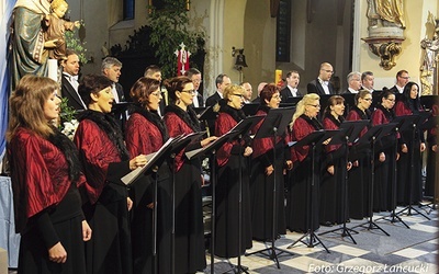 Inauguracyjny koncert ubiegłorocznego festiwalu w wykonaniu Chóru Filharmonii Śląskiej pod dyrekcją Jarosława Wolanina.