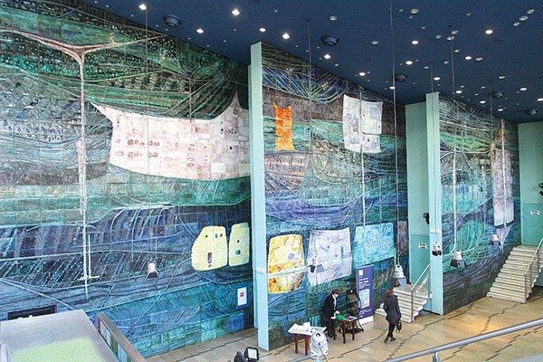 „Kosmiczna” kompozycja Krystyny Zgud- -Strachockiej zdobi ściany przedsionka krakowskiego kina „Kijów”.