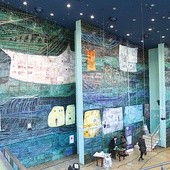 „Kosmiczna” kompozycja Krystyny Zgud- -Strachockiej zdobi ściany przedsionka krakowskiego kina „Kijów”.