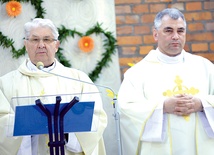 Duchowni ks. inf. Stanisław Pindera (z lewej) i ks. kan. Wiesław Lenartowicz stworzyli w naszej diecezji struktury  największej na świecie katolickiej organizacji charytatywnej.