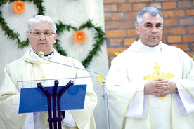 Duchowni ks. inf. Stanisław Pindera (z lewej) i ks. kan. Wiesław Lenartowicz stworzyli w naszej diecezji struktury  największej na świecie katolickiej organizacji charytatywnej.