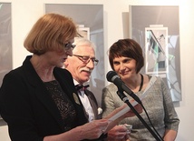 „Bibliotekarza Roku” przedstawiła Anna Skubisz--Szymanowska (z lewej). Obok stoją Mariola Turek i Czesław Kruk.