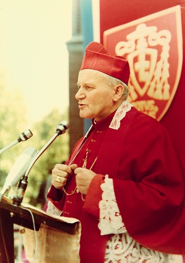 Kardynał Karol Wojtyła na pielgrzymce męskiej w Piekarach w 1977 r.