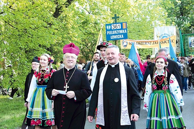 ▲	Bp Józef Zawitkowski i ks. Wiesław Frelek na czele łowickich pątników.