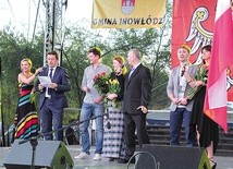 Piosenkę o Inowłodzu zaśpiewał również wójt Bogdan Kącki (z lewej).