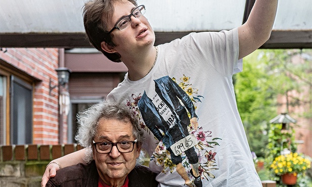 Filip codziennie przypomina Tateli jaki piękny i czuły jest świat.