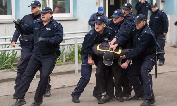 Kolejne zamieszki po śmierci 25-latka na komisariacie