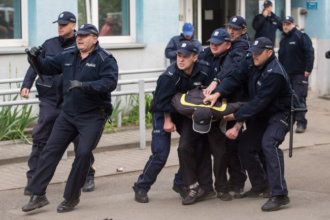 Kolejne zamieszki po śmierci 25-latka na komisariacie