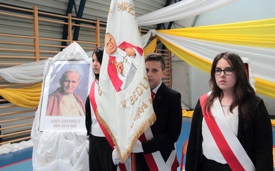 Poczet sztandarowy Gimnazjum im. Jana Pawła II w Bedlnie