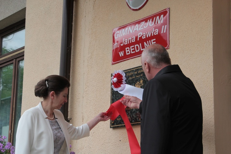 10. rocznica nadania imienia Jana Pawła II Gimanzjum w Bedlnie