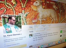 Profil ks. Karola Darmasa na Twitterze. – To działa jak kazanie w kościele i skraca dystans – twierdzi duchowny.