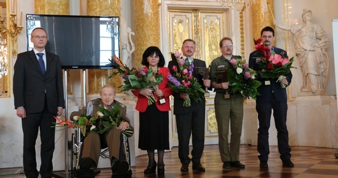 Prezes IPN Łukasz Kamiński i laureaci nagrody Kustosz Pamięci Narodowej 2016.