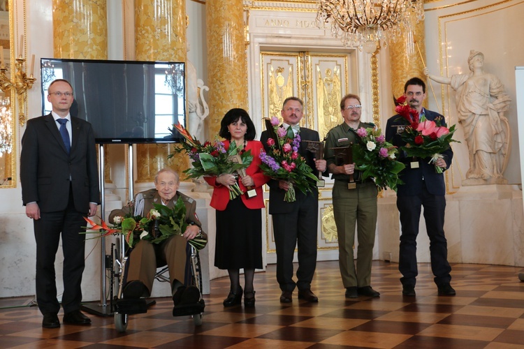 Prezes IPN Łukasz Kamiński i laureaci nagrody Kustosz Pamięci Narodowej 2016.