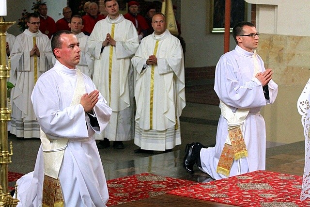 Bogatsi o dwóch kapłanów