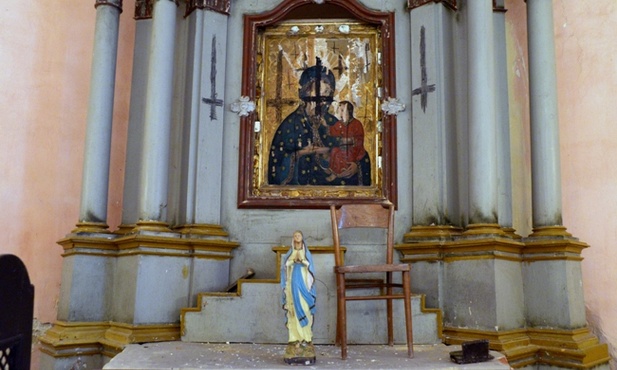 Wśród wielu szkód sprawca zniszczył obraz w ołtarzu głównym, kreśląc na nim satanistyczne odwrócone krzyże