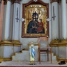 Wśród wielu szkód sprawca zniszczył obraz w ołtarzu głównym, kreśląc na nim satanistyczne odwrócone krzyże