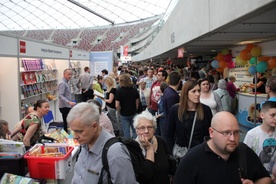 Stadionowe alejki nie mieściły miłośników dobrej literatury