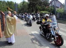 Ks. Adam Domański kropi wodą święconą przejeżdżających motocyklistów