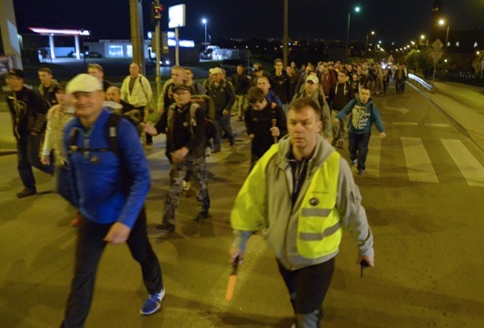 Nocna pielgrzymka mężczyzn z Radomia do Błotnicy