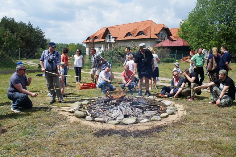 Wśród wielu atrakcji nie zabrakło też ogniska z kiełbaskami