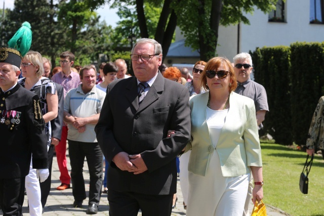 Kard. K. Nycz poświęcił figurę bł. Popiełuszki w Brzeszczach