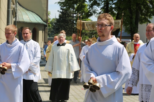 Kard. K. Nycz poświęcił figurę bł. Popiełuszki w Brzeszczach