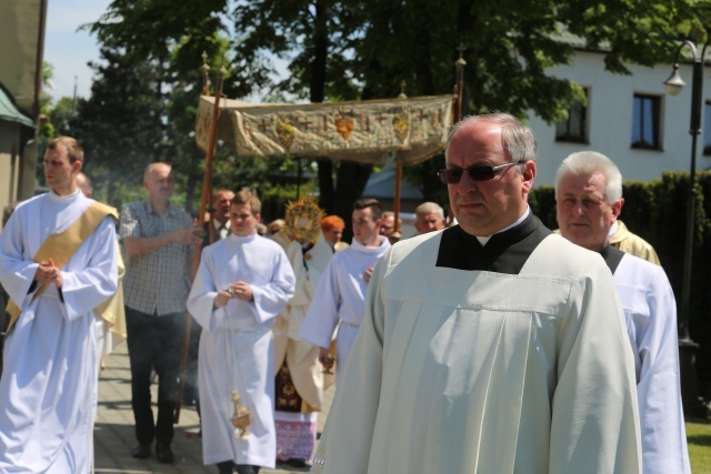 Kard. K. Nycz poświęcił figurę bł. Popiełuszki w Brzeszczach