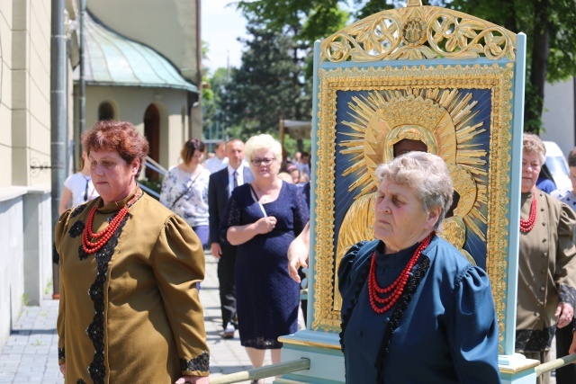 Kard. K. Nycz poświęcił figurę bł. Popiełuszki w Brzeszczach