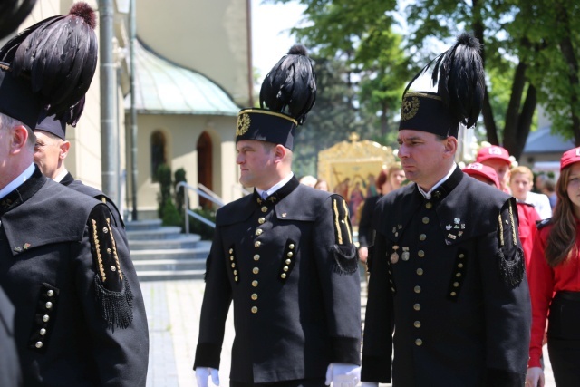 Kard. K. Nycz poświęcił figurę bł. Popiełuszki w Brzeszczach