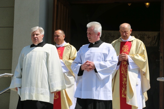 Kard. K. Nycz poświęcił figurę bł. Popiełuszki w Brzeszczach