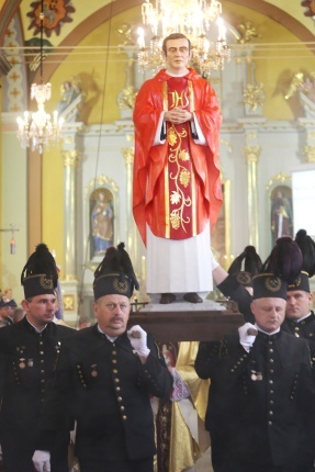 Kard. K. Nycz poświęcił figurę bł. Popiełuszki w Brzeszczach