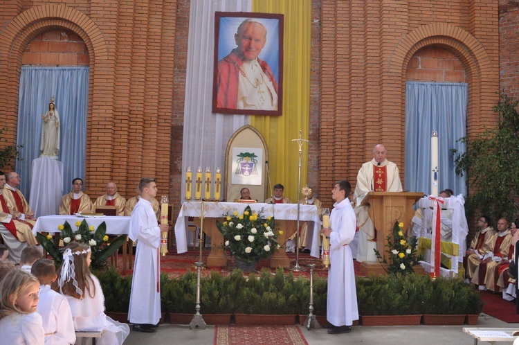 Kamień węgielny w kościele św. Jana Pawła II w Nowym Sączu