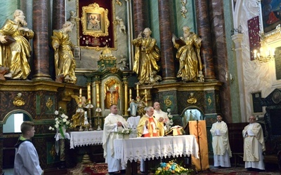 Eucharystii przewodniczył ks. kan. Jan Serszyński, proboszcz kolegiackiej parafii pw. św. Bartłomieja w Opocznie