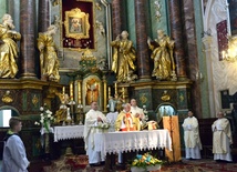 Eucharystii przewodniczył ks. kan. Jan Serszyński, proboszcz kolegiackiej parafii pw. św. Bartłomieja w Opocznie