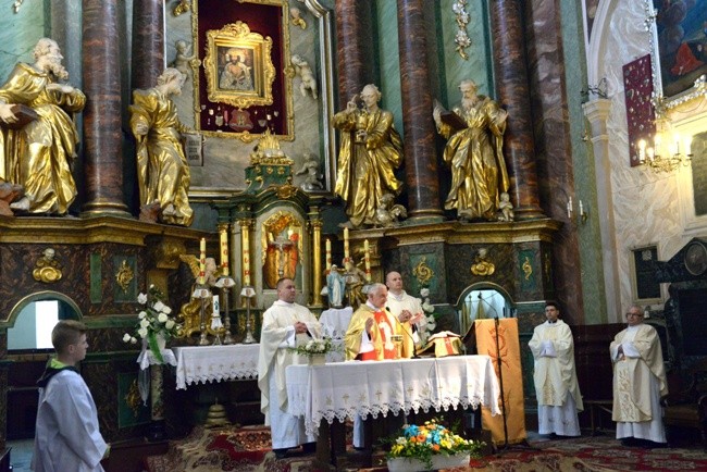 Eucharystii przewodniczył ks. kan. Jan Serszyński, proboszcz kolegiackiej parafii pw. św. Bartłomieja w Opocznie