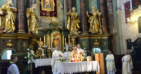 Eucharystii przewodniczył ks. kan. Jan Serszyński, proboszcz kolegiackiej parafii pw. św. Bartłomieja w Opocznie