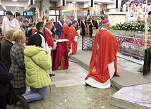 ▲	Na zakończenie Eucharystii biskupi, klęcząc przed trumną z doczesnymi szczątkami męczennika, odmówili litanię do świętego.