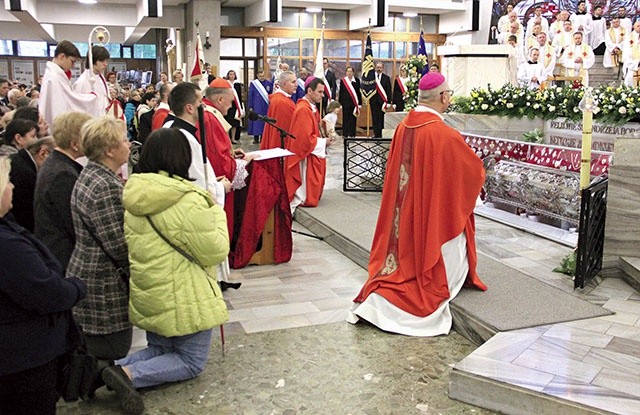 ▲	Na zakończenie Eucharystii biskupi, klęcząc przed trumną z doczesnymi szczątkami męczennika, odmówili litanię do świętego.