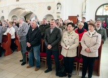 Uczestnicy Mszy św. w Kamieniu Śląskim.