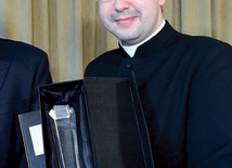 Ks. Łukasz Żaba  ze statuetką.