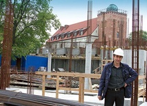 	– Warto obserwować, jak wznosi się świątynia, i wspierać dzieło jej budowy – mówi Jacek Dobrzyński, kierownik budowy sanktuarium w Płocku.