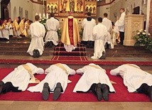▼	Diakoni padli  na twarz, by wezwać wstawiennictwa świętych.