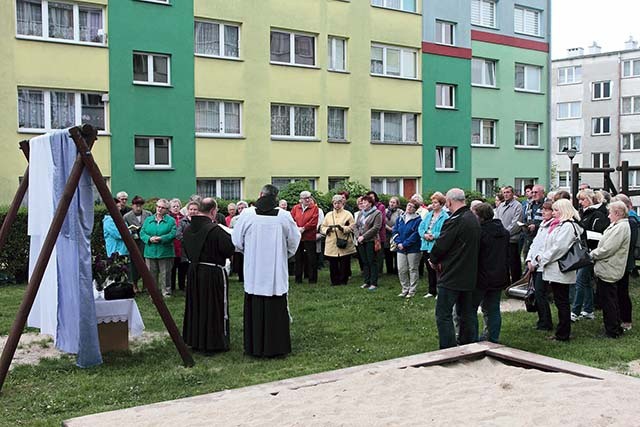 Sceneria na pierwszy rzut oka nie zachęca do modlitwy, ale w trakcie nabożeństwa staje się wręcz piękna.