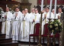 	W uroczystościach święceń licznie uczestniczyli prezbiterzy diecezjalni. 