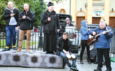 Ewangelizację uliczną poprowadziła Szkoła Nowej Ewangelizacji św. Dobrego Łotra z ks. Sławomirem Płusą.