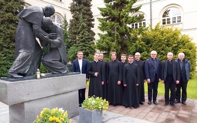 Dziedziniec KUL. Wspólna fotografia po zakończonych obronach prac magisterskich przy pomniku Jana Pawła II.