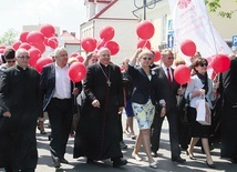 ▲	Po Eucharystii uczestnicy obchodów przemaszerowali ulicami Krasnegostawu do centrum.